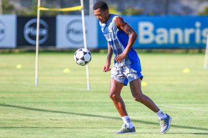 RS - FUTEBOL/TREINO GREMIO  - ESPORTES - Jogadores do Gremio realizam treino durante a tarde desta sexta-feira no Centro de Treinamentos Luiz Carvalho, na preparacao para o Campeonato Gaucho 2018. FOTO: LUCAS UEBEL/GREMIO FBPA