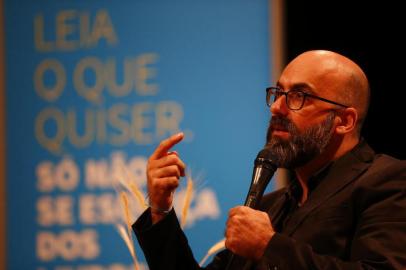  PORTO ALEGRE, RS, BRASIL - 06-11-2016 - Escritor Valter Hugo Mãe lança Homens imprudentemente poéticos, romance ambientado no Japão antigo. O autor conversa com Cíntia Moscovich e Luiz Paulo Faccioli. (FOTO: FÉLIX ZUCCO/AGÊNCIA RBS)