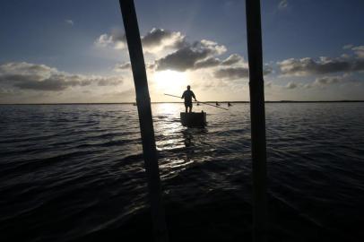  MOSTARDAS - RS - BR - 22.03.2018Última geração de pescadores da Lagoa do Peixe.Protásio Saraiva, pescador conhecido com Tazinho, Acorda as 04:30 da madrugada para ir revisar as redes na pesca do camarão.FOTÓGRAFO: TADEU VILANI AGÊNCIA RBS