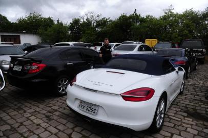  PORTO ALEGRE, RS, BRASIL, 28-03-2018. Carro aprendidos pela Polícia Civil durante mandados de busca e apreensão na sede do Grupo Educacional Facinepe, em imóveis do ex-dono da empresa, o advogado Faustino da Rosa Júnior, em Porto Alegre, e nas Câmaras de Vereadores da Capital e de Guaíba. (RONALDO BERNARDI/AGÊNCIA RBS)