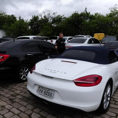  PORTO ALEGRE, RS, BRASIL, 28-03-2018. Carro aprendidos pela Polícia Civil durante mandados de busca e apreensão na sede do Grupo Educacional Facinepe, em imóveis do ex-dono da empresa, o advogado Faustino da Rosa Júnior, em Porto Alegre, e nas Câmaras de Vereadores da Capital e de Guaíba. (RONALDO BERNARDI/AGÊNCIA RBS)