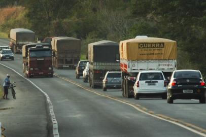  Movimento de caminhões nas estradas próximo a cidade de Santa Maria. Na foto: BR392