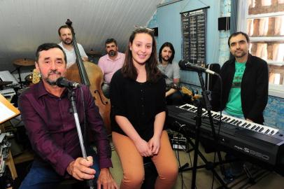  CAXIAS DO SUL, RS, BRASIL, 13/11/2017. Tributo à Andrea Bocelli com o tenor Dirceu Pastori e a soprano Caroline Gobbato. Na foto da E p/ D: Dirceu Pastori, Nino Henz, Fernando Zorzi, Caroline Gobbato, Mauro Caldart e Paulo Johann.(Porthus Junior/Agência RBS)