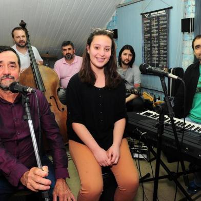  CAXIAS DO SUL, RS, BRASIL, 13/11/2017. Tributo à Andrea Bocelli com o tenor Dirceu Pastori e a soprano Caroline Gobbato. Na foto da E p/ D: Dirceu Pastori, Nino Henz, Fernando Zorzi, Caroline Gobbato, Mauro Caldart e Paulo Johann.(Porthus Junior/Agência RBS)