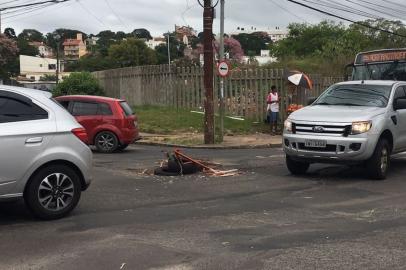 Motoristas precisam desviar em cruzamento movimentado