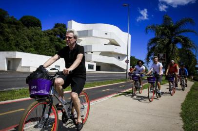  PORTO ALEGRE, RS, BRASIL, 22-03-2018: O músico e cicloativista David Byrne pedala na orla de Porto Alegre. Ex-Talking Heads, ele se apresenta hoje no Pepsi On Stage. (Foto: Mateus Bruxel / Agência RBS)