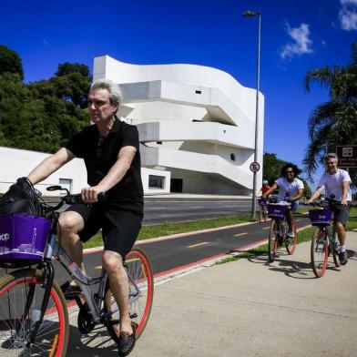  PORTO ALEGRE, RS, BRASIL, 22-03-2018: O músico e cicloativista David Byrne pedala na orla de Porto Alegre. Ex-Talking Heads, ele se apresenta hoje no Pepsi On Stage. (Foto: Mateus Bruxel / Agência RBS)