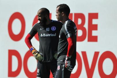  PORTO ALEGRE, RS, BRASIL, 11.03.2018. Inter treina no CT Parque Gigante para o Gre-Nal. Na foto: Danilo Fernandes e Marcelo Lomba (MATEUS BRUXEL/AGÊNCIA RBS)