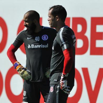  PORTO ALEGRE, RS, BRASIL, 11.03.2018. Inter treina no CT Parque Gigante para o Gre-Nal. Na foto: Danilo Fernandes e Marcelo Lomba (MATEUS BRUXEL/AGÊNCIA RBS)