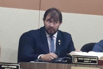 Presidente da Câmara de Bom Jesus, Rafael Oliveira Silveira (C), em sessão com palestra da juíza de Direito Uda R. Doederlein Shwartz.