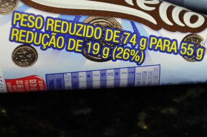  PORTO ALEGRE, RS, BRASIL, 29-03-2018. Produtos com indicação de redução de conteúdo na embalagem. No bar da RBS, no térreo, tem um exemplo pronto de Cornetto que reduziu de tamanho (e diz na embalagem). (RONALDO BERNARDI/AGÊNCIA RBS)