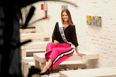  CAXIAS DO SUL, RS, BRASIL, 23/03/2018. Miss Caxias do Sul escolhida através de casting, Tauana Stevie, 22, está entre as classificadas para a final do Miss Rio Grande do Sul. Conversamos com a jovem, que até dois meses atrás trabalhava como atendente em um posto de combustível.  (Diogo Sallaberry/Agência RBS)