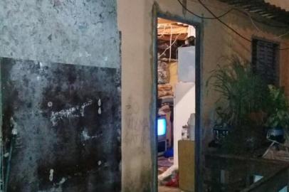 Quatro pessoas foram mortas em uma chacina na Vila Farrapos, no bairro Humaitá, na zona norte de Porto Alegre, na madrugada desta quinta-feira (29).Corpos foram encontrados em via pública e em uma casa da Rua Vereador Elóy Martin. Policiais encontraram petecas de cocaína prontas para a venda.