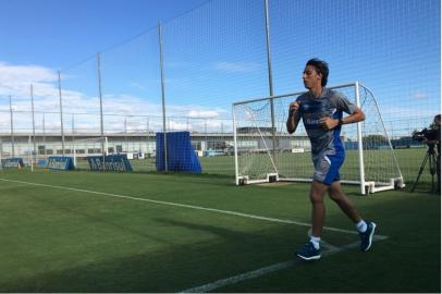 Pedro Geromel correndo ao redor do Gramado no Grêmio