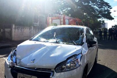 Galho de árvore cai e atinge carro em movimento na Rua São Luís, em Porto Alegre