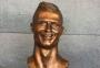 Desafiado, escultor de busto "bizarro" de Cristiano Ronaldo refaz homenagem