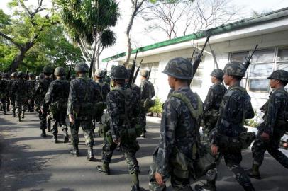 Grupo de fuzileiros navais da Filipinas - crise no governo #PÁGINA:17LOS MARINES SE AGRUPAN EN EL FUERTE BONIFACIO EN APARENTE MOTINSTR09 MANILA (FILIPINAS) 26.02.06.: Marines filipinos marchan hacia el Fuerte Bonifacio, en el sur de Manila, Filipinas, hoy domingo 26 de febrero. Decenas de infantes de Marina filipinos se han concentrado en el cuartel de Fort Bonifacio, en Manila, para protestar por la destitución de su comandante, el general de división Renato Miranda. En el fuerte se han congregado numerosos miembros de la sociedad civil opuestos a la presidenta Gloria Macapagal, entre ellos algunos congresistas, como Imee Marcos, hija del dictador Ferdinand Marcos, así como muchos religiosos que llevan a cabo una vigilia, según muestra la televisión ANC desde el lugar de los hechos. Mientras tanto, los marines se han concentrado en un aparente motín en apoyo al coronel Ariel Querubin, quien se ha negado a obedecer al nuevo comandante del cuerpo, el general de brigada Nelson Aliaga, y ha llamado a una revolución popular. EFE/Gregorio Santos Fonte: EFE Fotógrafo: Gregorio Santos