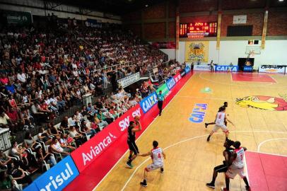 CAXIAS DO SUL, RS, BRASIL, 12/01/2018. Caxias do Sul Basquete x Botafogo, jogo válido pelo NBB10 e realizado no Ginásio do Vascão. Na foto, vistas da torcida que está lotando o ginásio. (Porthus Junior/Agência RBS)