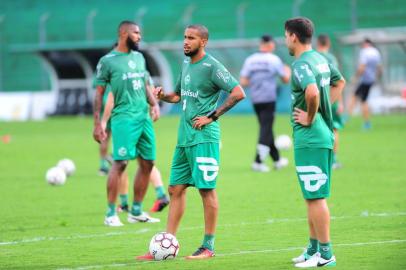 CAXIAS DO SUL, RS, BRASIL, 29/03/2018. Treino do Juventude no estádio Alfredo Jaconi. Novos reforços do Ju já começaram os trabalhos. Na foto, volante Jair (E).(Porthus Junior/Agência RBS)