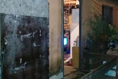 Quatro pessoas foram mortas em uma chacina na Vila Farrapos, no bairro Humaitá, na zona norte de Porto Alegre, na madrugada desta quinta-feira (29).Corpos foram encontrados em via pública e em uma casa da Rua Vereador Elóy Martin. Policiais encontraram petecas de cocaína prontas para a venda.