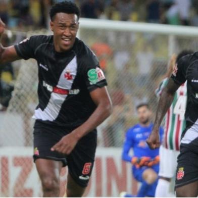 Fabrício, lateral do Vasco, comemorando seu gol