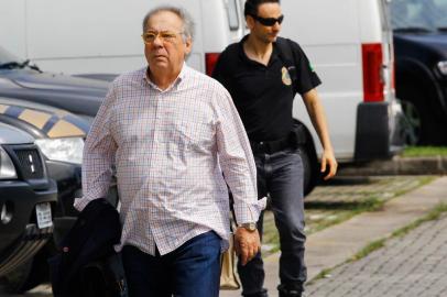 PF DEFLAGRA OPERAÇÃO SKALASP - PF/SKALA - GERAL - Na foto o dono da Rodrimar, Antonio Grecco chega à sede da Superintendência da Polícia Federal em São Paulo. A Polícia Federal deflagrou na manhã desta quinta-feira (29), a Operação Skala, que investiga propina sobre a empresa Rodrimar no Porto de Santos. Em São Paulo está sendo pedido buscas e apreensões e prisão do dono da Rodrimar e do ex-assessor e melhor amigo do Presidente Michel Temer, José Yunes. 29/03/2018 - Foto: ALOISIO MAURICIO/FOTOARENA/FOTOARENA/ESTADÃO CONTEÚDOEditoria: GERALLocal: SÃO PAULOIndexador: ALOISIO MAURICIOFonte: 1506420Fotógrafo: FOTOARENA