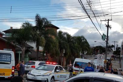 Um homem e duas crianças são baleadas junto a escola no bairro Kayser em Caxias do Sul.