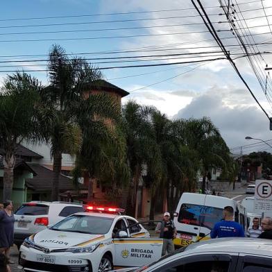 Um homem e duas crianças são baleadas junto a escola no bairro Kayser em Caxias do Sul.