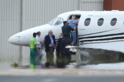 DF - BRASÍLIA/MALUF/RETORNO - POLÍTICA - O deputado federal, Paulo Maluf recebe   ajuda no aeroporto de Brasília ao   embarcar em um jatinho UTI Aérea, de    volta para São Paulo. Maluf vai cumprir   prisão domiciliar na capital   paulistana.      30/03/2018 - Foto: DIDA SAMPAIO/ESTADÃO CONTEÚDO