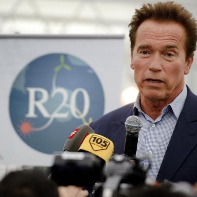 Geneva : Former Governor of California and Founding Chair of the R20 Regions of Climate Action organization, Arnold Schwarzenegger, delivers a speech during his visit to the Geneva International Motor Show's Green Pavilion on March 8, 2012 in Geneva. The R20 is a non-profit organization working with sub national governments to implement low-carbon economic  AFP PHOTO / FABRICE COFFRINI 