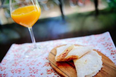  PORTO ALEGRE, RS, BRASIL, 25/01/2017 : Destemperados : Receitas para um café da manhã completo: granola, queijo quente com banana, tapioca de presunto e queijo, panqueca americana com molho de frutas vermelhas, pão integral com ovo mexido e abacate, vitamina de morango. (Omar Freitas/Agência RBS)Indexador: Omar Freitas