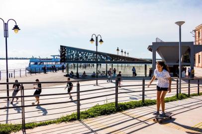  PORTO ALEGRE, RS, BRASIL, 30/03/2018 : No feriado da sexta-feira santa, público aproveitou para conhecer o novo atracadouro da Usina do Gasômetro. (Omar Freitas/Agência RBS)Indexador: Omar