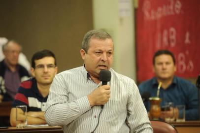  CAXIAS DO SUL, RS, BRASIL, 05/09/2017. Votação sobre admissibilidade do pedido de impeachment do prefeito Daniel Guerra (PRB) na Câmara de Vereadores de Caxias do Sul, acabou com a rejeição por unanimidade. Na foto, Velocino Uez (PDT).  (Diogo Sallaberry/Agência RBS)