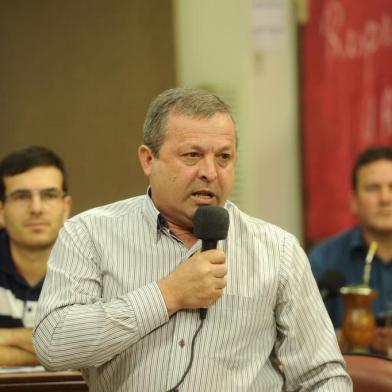  CAXIAS DO SUL, RS, BRASIL, 05/09/2017. Votação sobre admissibilidade do pedido de impeachment do prefeito Daniel Guerra (PRB) na Câmara de Vereadores de Caxias do Sul, acabou com a rejeição por unanimidade. Na foto, Velocino Uez (PDT).  (Diogo Sallaberry/Agência RBS)