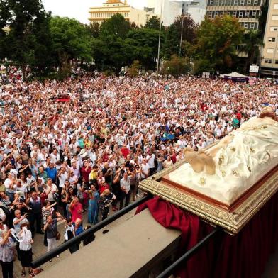  CAXIAS DO SUL, RS, BRASIL, 30/03/2018. Milhares de fiéis participaram da Procissão da Sexta-feira Santa, que levou a imagem do Cristo Morto da Catedral Diocesana, acompanhada da Cruz que veio da Igreja de São Pelegrino, encontrou a imagem de Nossa Senhora das Dores na esquina da Rua do Guia Lopes com a Avenida Julio de Castilhos, e retornou à Catedral. (Diogo Sallaberry/Agência RBS)