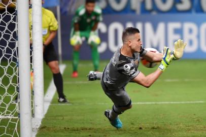  Brazils Gremio goalkeeper Marcelo Grohe dives and stops a ball during a penalty shoot out against Argentinas Independiente during their Recopa Sudamericana 2018 final match held at Arena Gremio, in Porto Alegre, Brazil, on February 21, 2018. / AFP PHOTO / NELSON ALMEIDAEditoria: SPOLocal: Porto AlegreIndexador: NELSON ALMEIDASecao: soccerFonte: AFPFotógrafo: STF