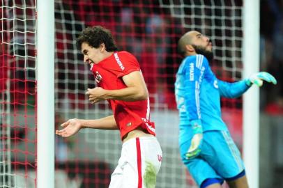 PORTO ALEGRE, RS, BRASIL - 03-10-2015 - Jogo entre Internacional x Sport-Recife, válido pela 29ª rodada do Campeonato Braileiro 2015, no estádio Beira-Rio. O volante do Inter Rodrigo Dourado, comemora seu primeiro gol com a camisa do Inter pelo profissional, e que deu a vitória sobre a equipe do Sport. (FOTO: DIEGO VARA/AGÊNCIA RBS)