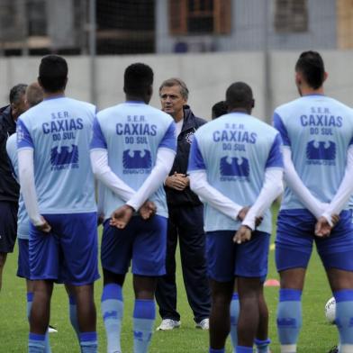  CAXIAS DO SUL, RS, BRASIL, 27/03/2018 - Caxias treina no gramado auxiliar, no estádio Centenário. (Marcelo Casagrande/Agência RBS)