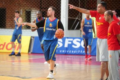  CAXIAS DO SUL, RS, BRASIL, 29/03/2018. Caxias do Sul Basquete (Caxias Basquete) treina no Ginásio do Vascão, antes de partida no Rio de Janeiro contra o Botafogo. Na foto, o armador Cauê Verzola. (Diogo Sallaberry/Agência RBS)