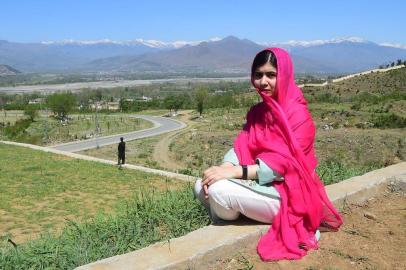  Pakistani activist and Nobel Peace Prize laureate Malala Yousafzai (L), arrives with Pakistani Minister of State for Information and Broadcasting, Maryam Aurangzeb upon her arrival at the all-boys Swat Cadet College Guli Bagh, during her hometown visit, some 15 kilometres outside of Mingora, on March 31, 2018.Malala Yousafzai landed in the Swat valley on March 31 for her first visit back to the once militant-infested Pakistani region where she was shot in the head by the Taliban more than five years ago. / AFP PHOTO / ABDUL MAJEEDEditoria: POLLocal: MingoraIndexador: ABDUL MAJEEDSecao: human rightsFonte: AFPFotógrafo: STR