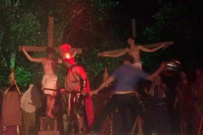 NOVA HARTZ, 31/03/2018, Homem "salva" Jesus em cena de crucificação