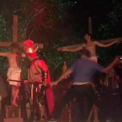 NOVA HARTZ, 31/03/2018, Homem "salva" Jesus em cena de crucificação