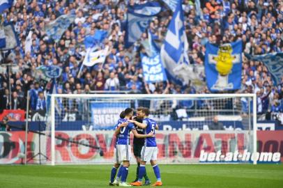 Schalkes player react after the German first division Bundesliga football match FC Schalke 04 vs SC Freiburg, in Gelsenkirchen, western Germany, on March 31, 2018. / AFP PHOTO / Patrik STOLLARZ / RESTRICTIONS: DURING MATCH TIME: DFL RULES TO LIMIT THE ONLINE USAGE TO 15 PICTURES PER MATCH AND FORBID IMAGE SEQUENCES TO SIMULATE VIDEO. == RESTRICTED TO EDITORIAL USE == FOR FURTHER QUERIES PLEASE CONTACT DFL DIRECTLY AT + 49 69 650050