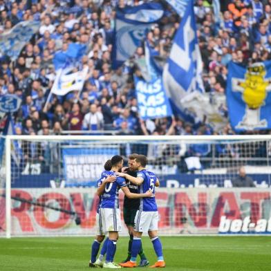 Schalkes player react after the German first division Bundesliga football match FC Schalke 04 vs SC Freiburg, in Gelsenkirchen, western Germany, on March 31, 2018. / AFP PHOTO / Patrik STOLLARZ / RESTRICTIONS: DURING MATCH TIME: DFL RULES TO LIMIT THE ONLINE USAGE TO 15 PICTURES PER MATCH AND FORBID IMAGE SEQUENCES TO SIMULATE VIDEO. == RESTRICTED TO EDITORIAL USE == FOR FURTHER QUERIES PLEASE CONTACT DFL DIRECTLY AT + 49 69 650050