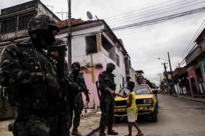  **** BLOQUEADO O USO ATÉ A PUBLICAÇÃO DA REPORTAGEM ****RIO DE JANEIRO, RJ, BRASIL: Cotidiano dos moradores e do exército na Vila Kenedy, comunidade carente que está sob intervenção militar desde o fim de fevereiro. Mario Ruan, 5 anos, interage com os militares no bairro. (Foto: Diorgenes Pandini/Diário Catarinense)Indexador: Diorgenes Pandini