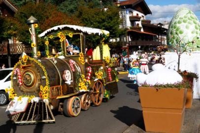 Registro do desfiel Parada de Páscoa, parte da programação da Páscoa em Gramado