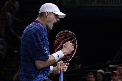 The USAs John Isner reacts during his third round tennis match against Switzerlands Roger Federer at the ATP World Tour Masters 1000 indoor tennis tournament in Paris on November 5, 2015. AFP PHOTO / MIGUEL MEDINA