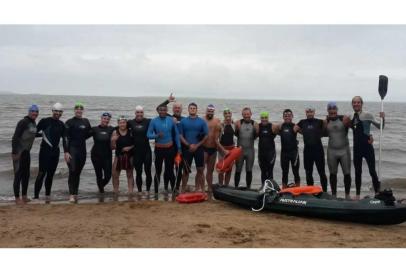 Grupo de nadadores explora as águas do Guaíba em Porto AlegreDezessete pessoas fizeram percurso de cerca de 5 quilômetros na Zona SulDepois de nadar na Lagoa Bacopari, no Lago São Bernado (é assim?) e no Rio Jacuí, um grupo de nadadores da Região Metropolitana desbravou as águas do Guaíba na zona sul de Porto Alegre. Por meio do projeto Nadando pelos cartões postais do Rio Grande do Sul, criado há dois anos, 17 pessoas fizeram um percuso de cerca de 5 quilômetros a nado no Lami, entre a prainha do bairro e a Reserva Biológica José Lutzenberger. Por se tratar de uma unidade de conservação, apreciaram o local de dentro da água. 