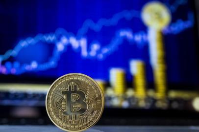  A picture taken on February 6, 2018 shows a visual representation of the digital crypto-currency Bitcoin, at the Bitcoin Change shop in the Israeli city of Tel Aviv. / AFP PHOTO / JACK GUEZEditoria: FINLocal: Tel AvivIndexador: JACK GUEZSecao: finance (general)Fonte: AFPFotógrafo: STF