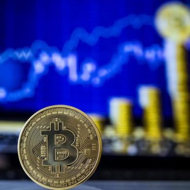  A picture taken on February 6, 2018 shows a visual representation of the digital crypto-currency Bitcoin, at the Bitcoin Change shop in the Israeli city of Tel Aviv. / AFP PHOTO / JACK GUEZEditoria: FINLocal: Tel AvivIndexador: JACK GUEZSecao: finance (general)Fonte: AFPFotógrafo: STF